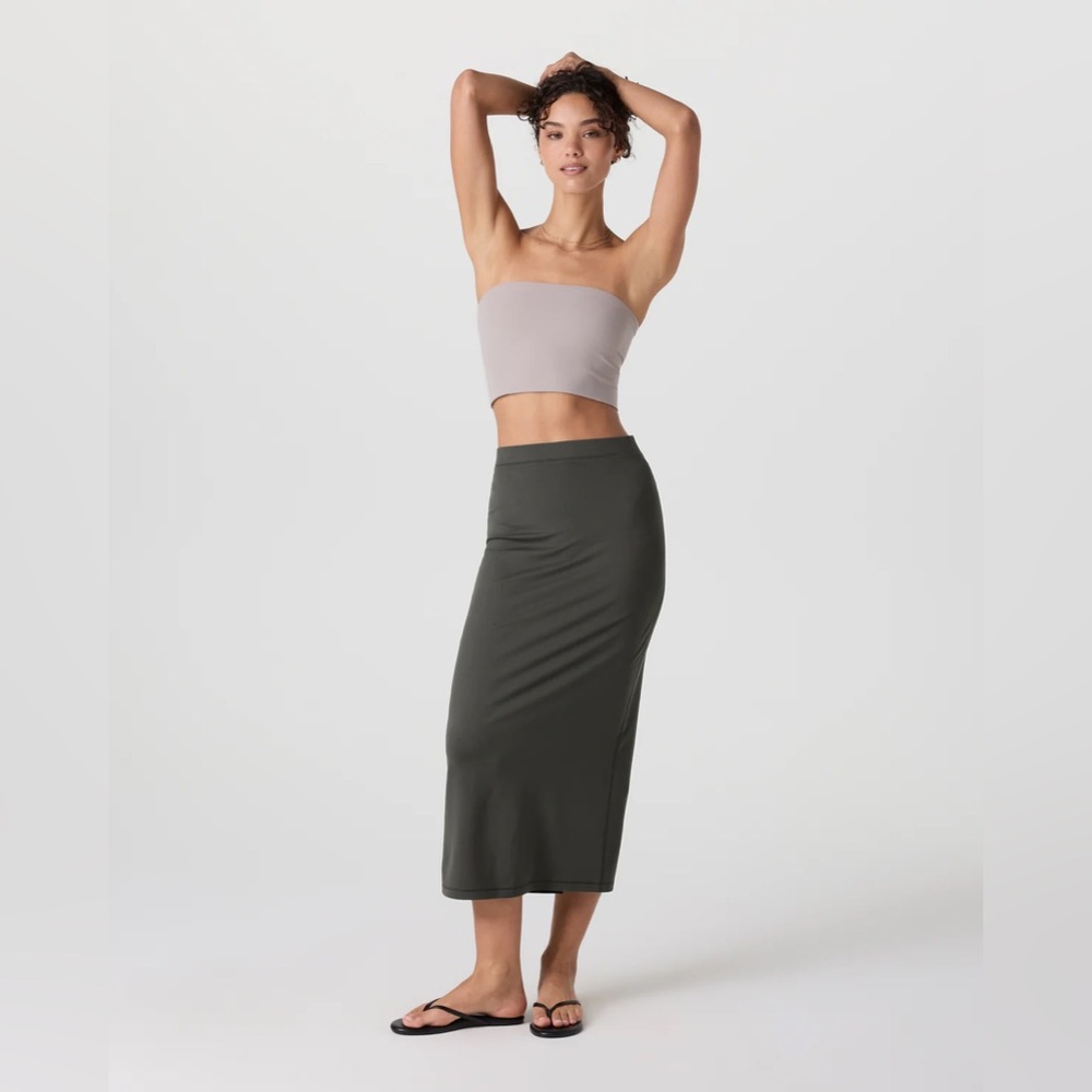 NEW Vuori Halo Column Skirt in Kale - Picture 4 of 8